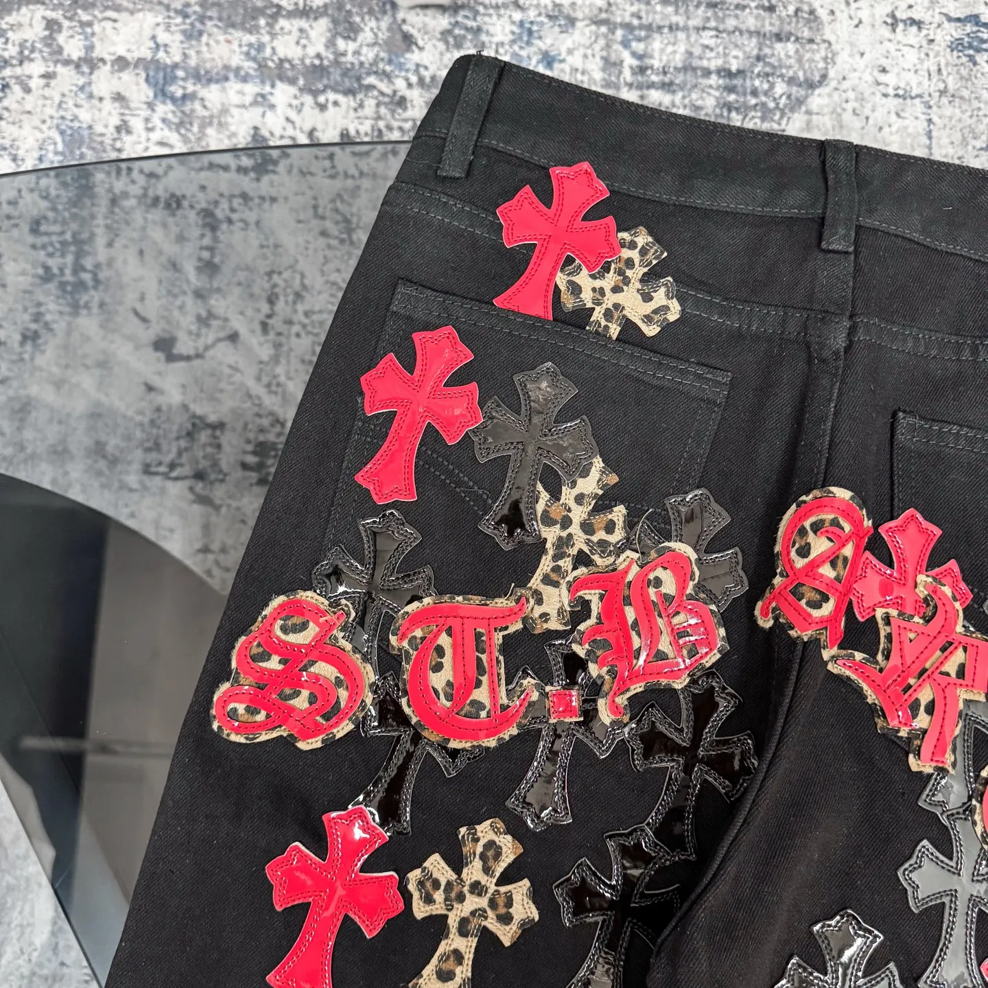 P240 Chrome Hearts 24SS Cross Sanskrit limited style graffiti printed leather jeans. Chrome Hearts limited edition leather washed jeans, Miami limited jeans, the entire cross leather is hand-made_different version, a heavy black blue cow fabric with moderate thickness and texture, antique metal silver label decoration, denim embedded thread manufacturing and production 💙Among Chrome Hearts' many trousers, its color is unique, and people are deeply attracted at a glance. It is made of beaded canvas fabric and has been washed with heavy water. The upper body is very textured, crisp and stylish, and will not collapse at all. The three-dimensional cut of the trousers has a first-class effect in modifying the shape of the legs. It can be easily controlled by any figure, and you can instantly become a street trendy person when you put it on.  🔩Customized hardware, full of texture, every detail is done to the extreme. The thick beaded canvas fabric becomes soft and skin-friendly after washing, and has excellent breathability, making it comfortable to wear all day long. Customized small leather label, unique design, simple yet elegant, exquisite workmanship, neat wiring, every detail demonstrates quality and style.  These pants are gender-neutral and can be worn by both men and women, easily creating a sense of fashion. Pair them with a T-shirt or sweatshirt and you can easily go out and hit the streets. Size: 28/30/32/34/36 Waist: 69/74/79/84/89 Pants length: 102/103/104/105/106